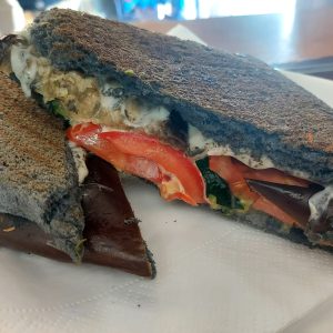 Maxy Toast Nero Verdure e salsa Bernese