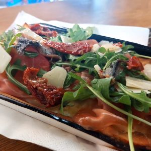 Ligure* crudo, acciughe, pom. secchi, rucola e grana