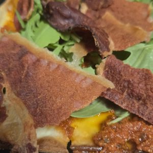 Ligure* pesto rosso, speck croccante e rucola